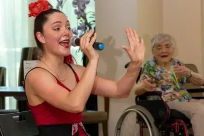 España – Interactief dansprogramma – dansant on demand & workshops Link naar dansworkshops. Je ziet onze danseres op een stoel met een microfoon en een dame in de achtergrond die vrolijk de dansworkshop meedoet